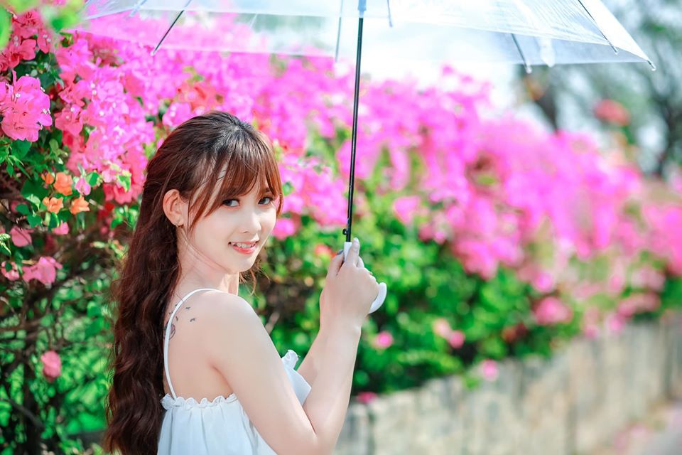 hoa-giay-khoe-sac-tren-goc-pho-sai-thanh-ivivu-7