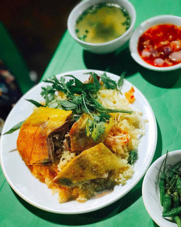 Cơm gà Phú Yên vốn nổi tiếng là thơm ngon. Nàng hậu cũng không không bỏ lỡ việc ăn thử dĩa cơm gà khi đến đây. Dĩa cơm gà này ở bên hông chợ Tuy Hòa, với giá từ 15 đến 25.000 đồng/ suất. Bên cạnh cơm gà, hông chợ Tuy Hòa còn có nhiều quầy trái cây rất rẻ.