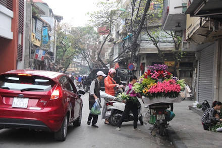 Mặc dù giá cao nhưng vẫn thu hút khá đông người mua mỗi dịp chuẩn bị hè về.