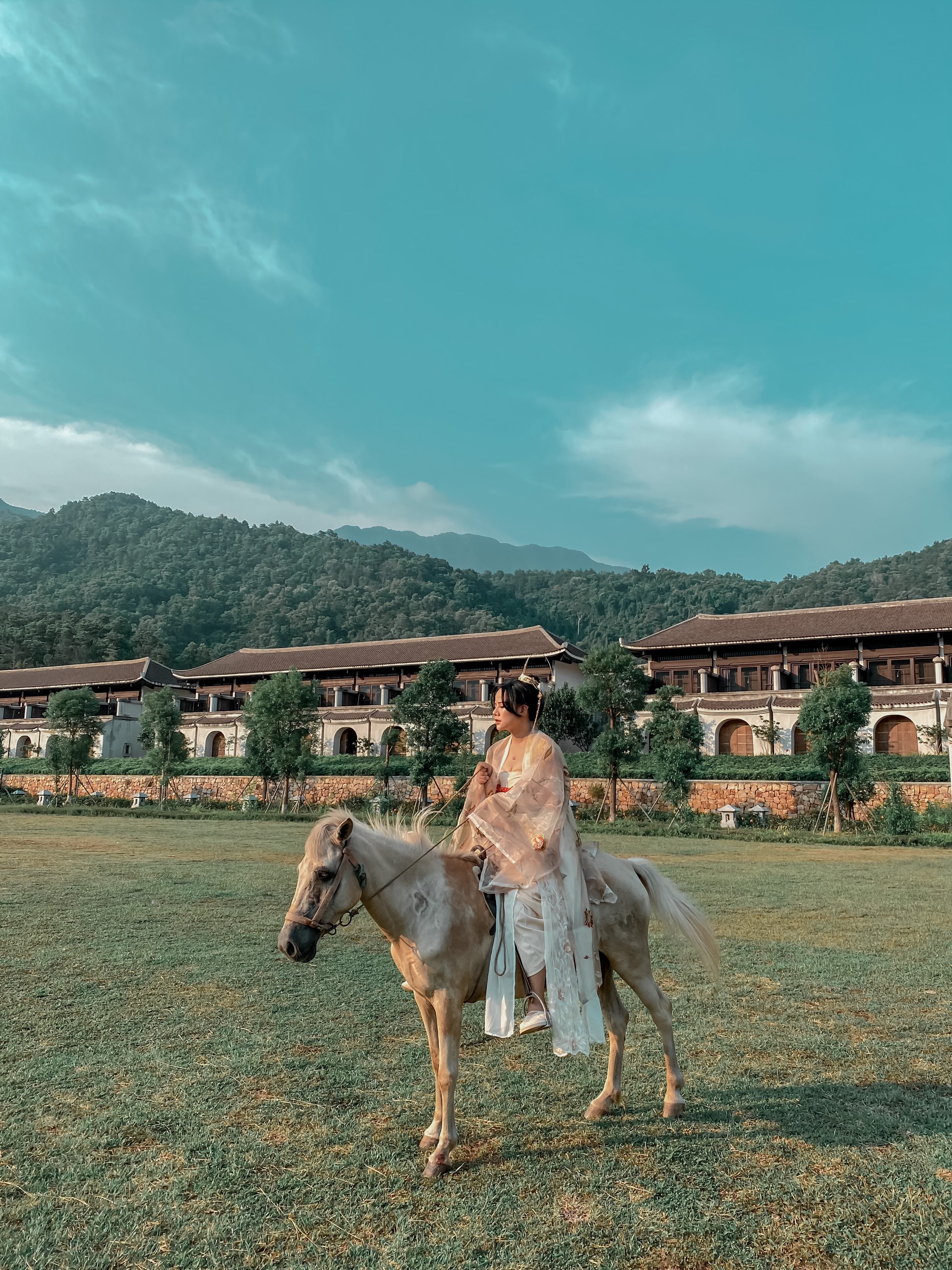 hoa-nang-cong-chua-su-thi-o-legacy-yen-tu-resort-sang-chanh-nhat-vinh-bac-bo-7 hoa-nang-cong-chua-su-thi-o-legacy-yen-tu-resort-sang-chanh-nhat-vinh-bac-bo-7