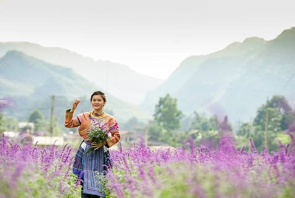 Thiếu nữ Mông trong trang phục truyền thống hòa cùng sắc hoa.9
