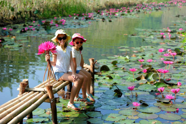 Gia đình vui chơi ngắm hoa súng chùa Hương - Ảnh