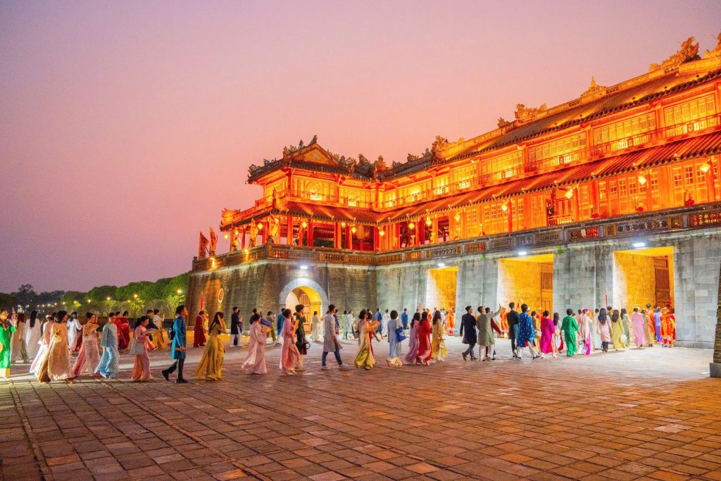 Đại Nội Huế rực rỡ dưới ánh đèn đêm