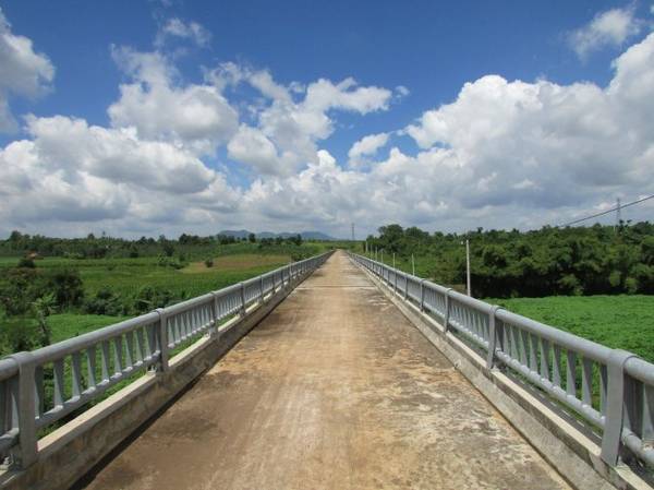 Cầu bắc qua thung lũng ven hồ Đá Bàng Vũng Tàu