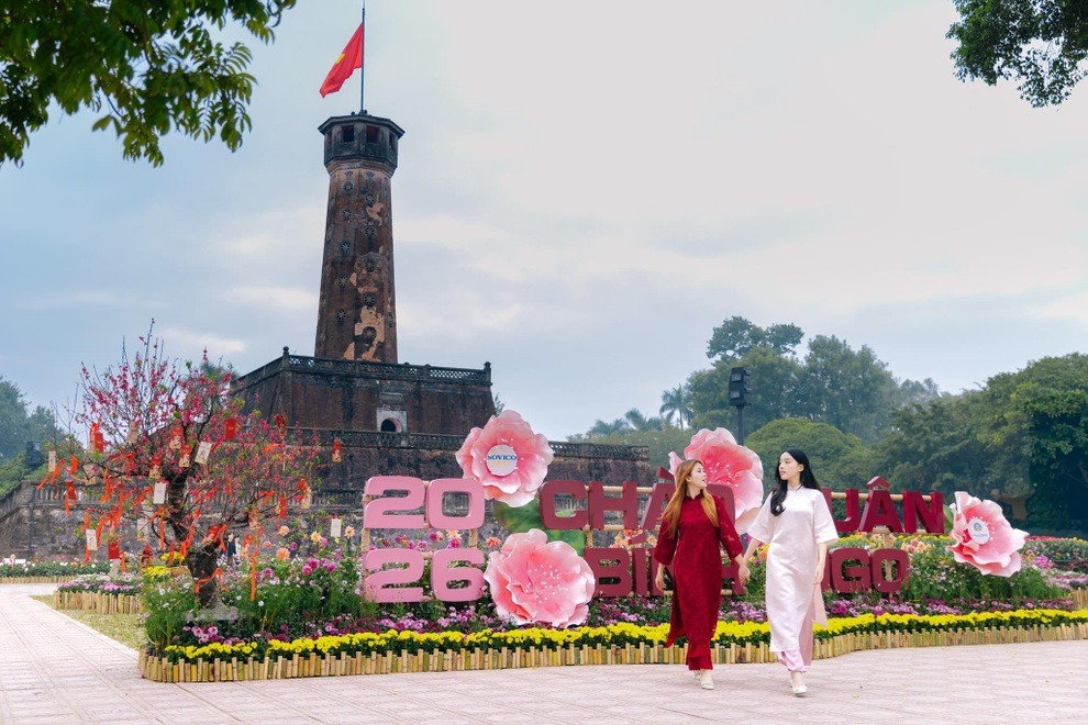 Đường hoa Hoàng thành Thăng Long rực rỡ sắc xuân