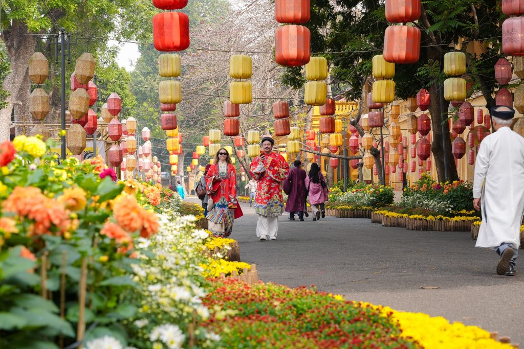 Trang phục truyền thống tại đường hoa Hoàng thành Thăng Long