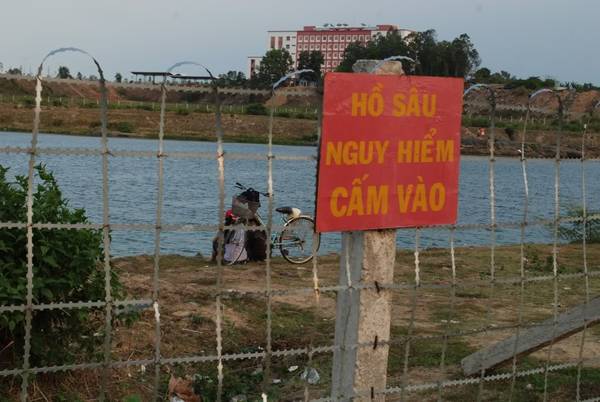 Hồ Đá với những hiểm nguy tiềm ẩn