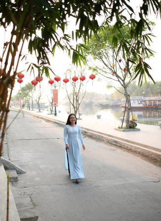 Đến với phố Hội, hãy thức dậy thật sớm, bước xuống phố để ngắm bình minh, đi bộ một mình trên phố để tận hưởng không khí ban mai, thả lỏng người đón lấy sự bình yên trước khi phố thị bắt đầu nhộn nhịp. Ảnh: Minh Châu