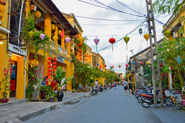 Du khách check-in với những bức tường vàng tại Hội An