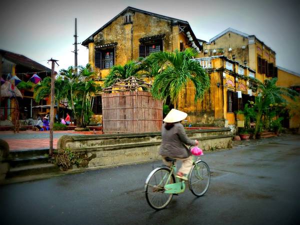 Một tiệm may đo lấy ngay tại phố cổ Hội An