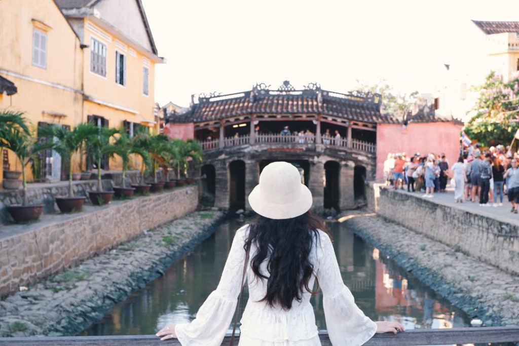 Một biểu tượng đáng nhớ của Hội An là chùa Cầu, ngôi chùa độc đáo nằm trên chiếc cầu bắc qua con lạch nhỏ, nối đường Trần Phú và đường Nguyễn Thị Minh Khai trong khu phố cổ. Không chỉ góp mặt trên logo TP Hội An, công trình này còn xuất hiện ở mặt sau tờ tiền polymer mệnh giá 20.000 đồng. Chùa Cầu chủ yếu bằng gỗ, sơn son và chạm trổ công phu. Ảnh: @kunhan0812, @aiiinggg_, @sandyepices, @mr.boo.hue.