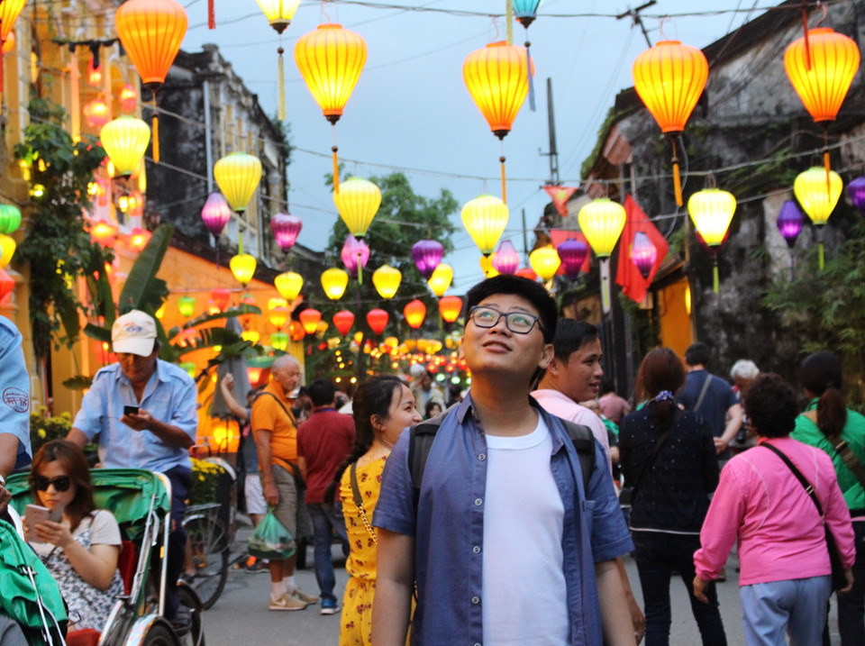  Phố cổ Hội An dường như bớt lung linh hơn nếu thiếu vắng những chiếc đèn lồng giăng khắp chốn. Ngược dòng lịch sử, nghề làm đèn lồng ở Hội An dễ chừng đã 400 năm tuổi đời, nếu tính từ khi những người Hoa đầu tiên đến đây buôn bán, định cư khoảng cuối thế kỷ 16. Xã Ðường được xem là ông Tổ nghề làm đèn lồng ở Hội An. Ảnh: @php.