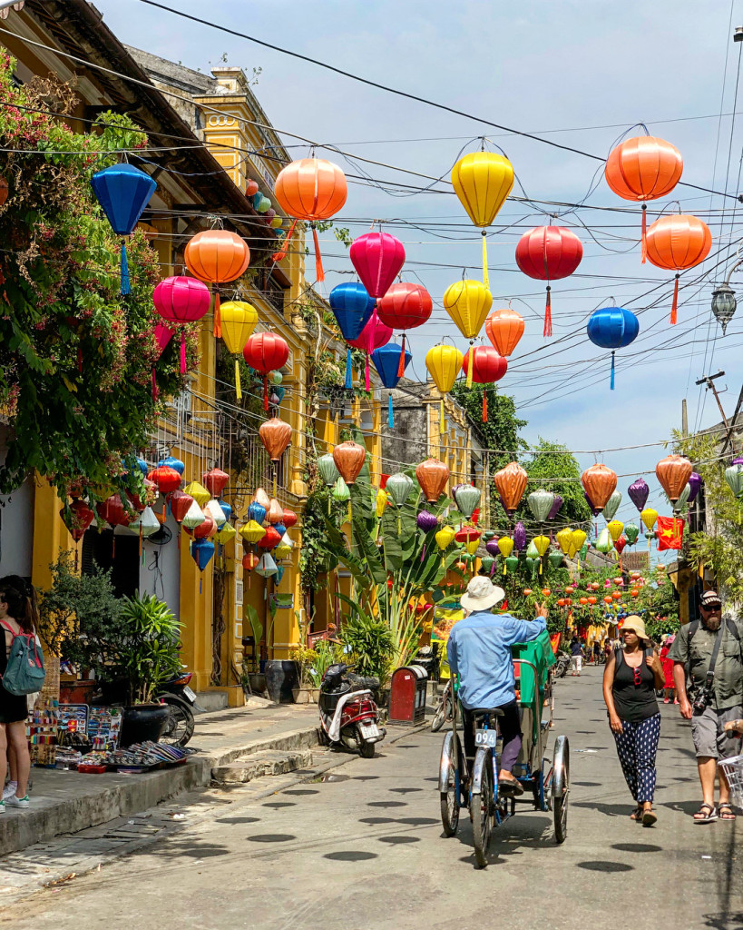  Đèn lồng Hội An được làm công phu, kết cấu chính là khung tre bọc vải, lụa đủ màu sắc, đủ hình dạng. Với dáng vẻ thanh thoát, mềm mại, người dân Hội An dùng đèn lồng trang trí khắp nơi trong phố cổ. Khi màn đêm xuống, những chiếc đèn lồng lung linh được thắp lên, đem lại vẻ đẹp huyền ảo cho di sản thế giới này. Ảnh: @duonglee1992, @phuonghahup, @l.anh_1041, @hongnhii_.