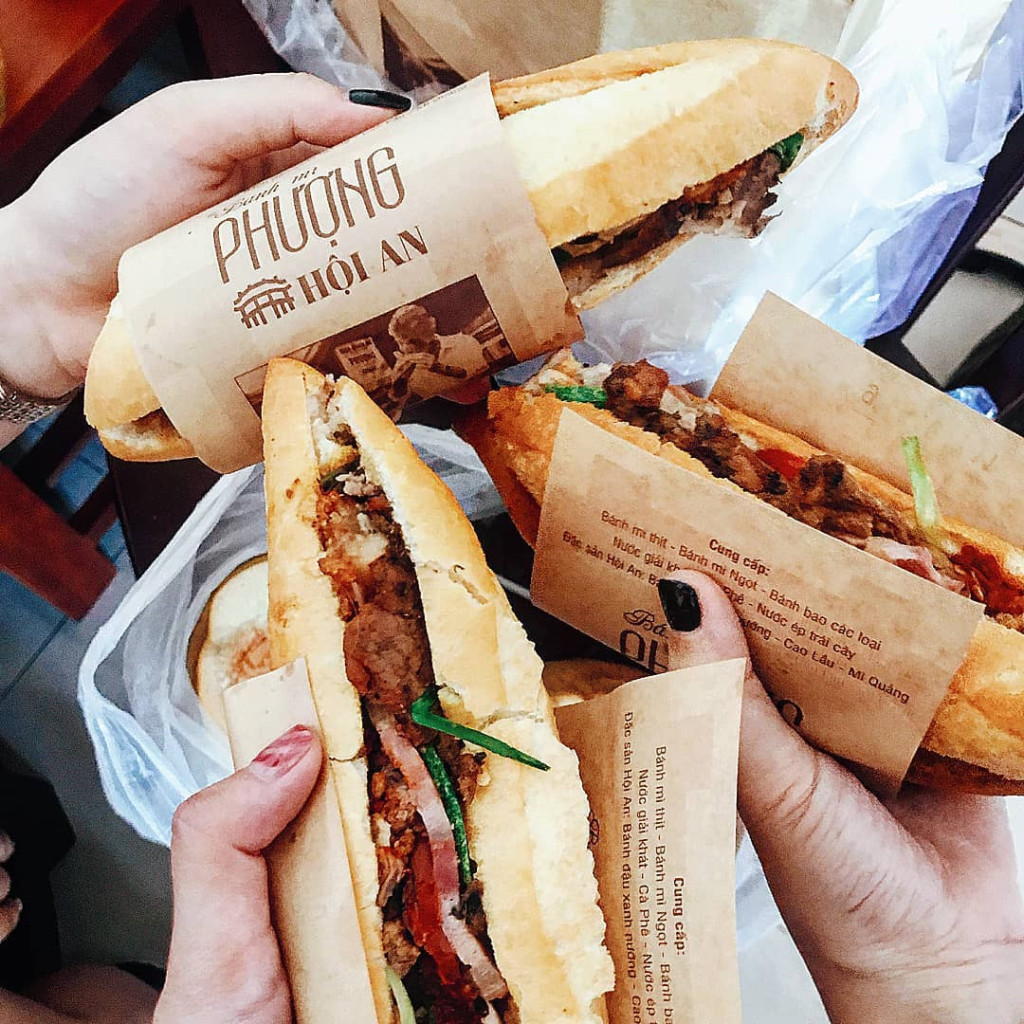  Hội An còn có nhiều món ngon cuốn hút các tín đồ ẩm thực. Ngoài món cao lầu Hội An nổi tiếng từng được Tổ chức Kỷ lục châu Á vinh danh món ăn đạt giá trị ẩm thực châu Á, bạn có thể thưởng thức cơm gà, hến xào, bánh mì, tào phớ, các loại chè nóng, chè lạnh... đầy hấp dẫn ở đây. Ảnh: @jackin.qui, @leeehoa, @thuy.zaan, @monamour28s.