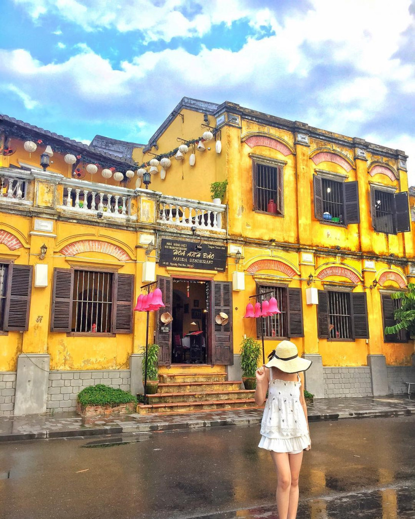  Trong khoảng thế kỷ 16-19, Hội An là đô thị - thương cảng quốc tế phát triển thịnh đạt bậc nhất cả nước và Đông Nam Á. Năm 1999, UNESCO công nhận đô thị cổ Hội An là di sản thế giới. Nhìn chung, các di tích, công trình kiến trúc ở đây mang sắc thái riêng, có sự hòa quyện giữa nhiều phong cách Việt - Hoa - Nhật và Tây phương. Ảnh: @nghan.han, @thanhminht, @quynhanhhhh2010, @poli_bubi_bumbom_kilu_benauden.