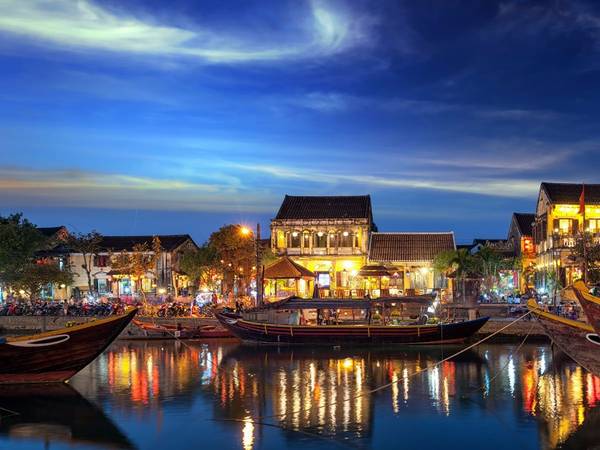 Phố cổ Hội An nằm ở tỉnh Quảng Nam, gần cửa sông Thu Bồn, nổi tiếng với những ngôi nhà cổ được bảo tồn và được UNESCO công nhận là Di sản thế giới. Ảnh: Shutterstock/Banana Republic images.