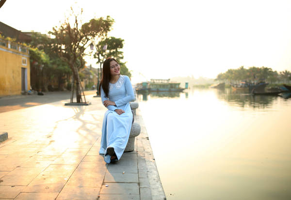 Ngày mới ở Hội An bắt đầu một cách lặng lẽ và bình dị. Người ta có thể cảm nhận từng hơi thở của cuộc sống dịu dàng, bình yên nơi đây. Buổi sớm ở phố Hội, dường như nghe được cả tiếng lá rơi. Ảnh: Minh Châu