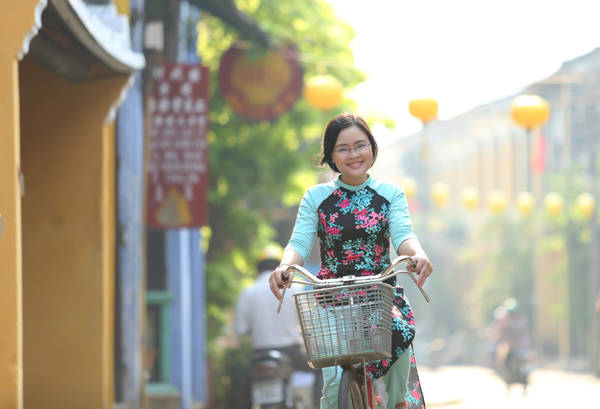 "Tôi yêu mến sự dễ chịu của người dân nơi đây khi tôi mượn họ chiếc xe đạp để dạo quanh, họ không hề từ chối. Tôi yêu mến không khí sớm mai ở dọc con sông Hoài êm ả. Và khi chuẩn bị lên máy bay rời xa Hội An, tôi nhủ thầm, chắc chắn tôi sẽ quay trở về nơi nhiều màu hoài niệm này, nhanh thôi" - cô giáo Nguyễn Ngọc chia sẻ. Ảnh: Minh Châu