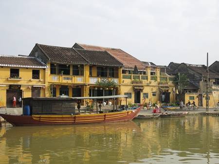 Phố cổ Hội An bên bờ sông Hoài