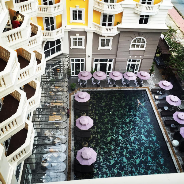 Khu bể bơi hiện đại tại Hotel Royal Hoi An khách sạn Hội An