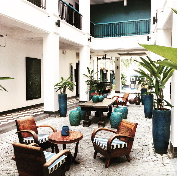 Sân giữa hai khu nhà tại Maison Vy khách sạn Hội An