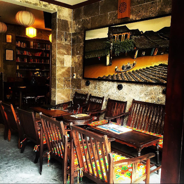Không gian thư viện tại Vĩnh Hưng Library Hotel khách sạn Hội An