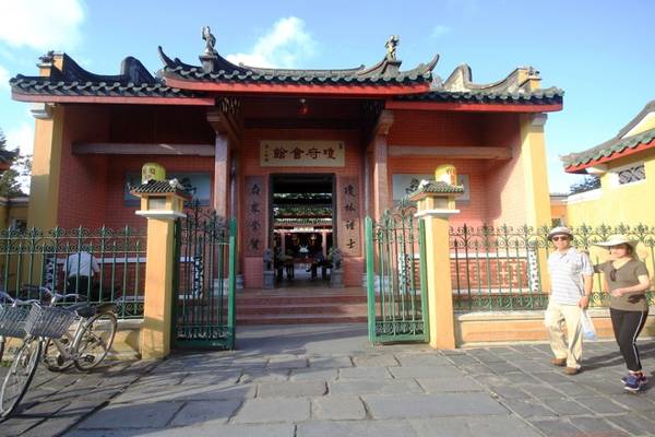 Hội quán Hải Nam tại Hội An nằm ở số 10 đường Trần Phú, sát tuyến đường đi bộ phố cổ
