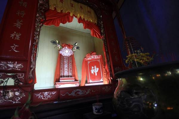 Bàn thờ Tiền Hiền tại hội quán Hải Nam