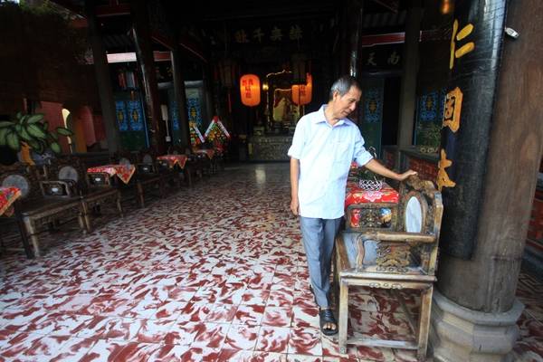 Ghế cổ trăm năm tại hội quán Hải Nam