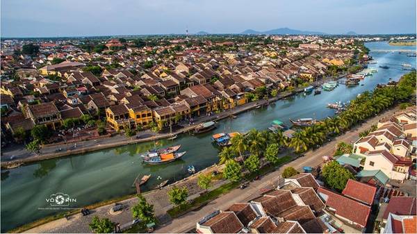 Tại phố cổ Hội An, những ngôi nhà cao nhất cũng chỉ 3 tầng, nơi được nhiều du khách chọn để ngắm toàn cảnh di sản thế giới từ trên cao. Nhưng với bộ ảnh "Mái ngói Hội An" của nhiếp ảnh gia Võ Rin, du khách được chiêm ngưỡng toàn cảnh phố Hội với góc nhìn hoàn toàn khác.