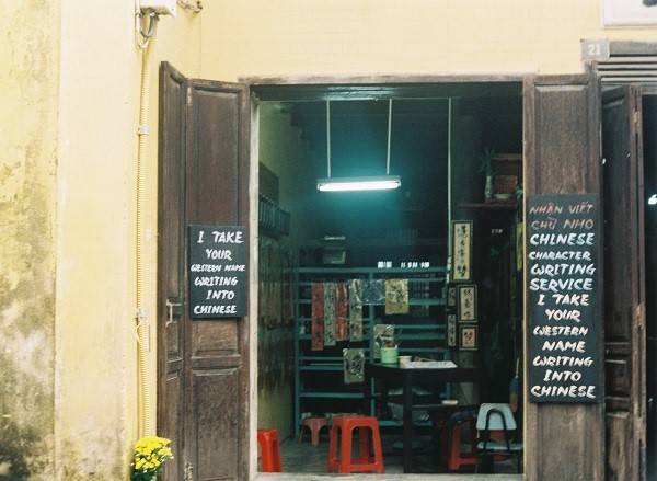 Du lịch Hội An với con hẻm nhỏ và tường rêu phong cổ kính