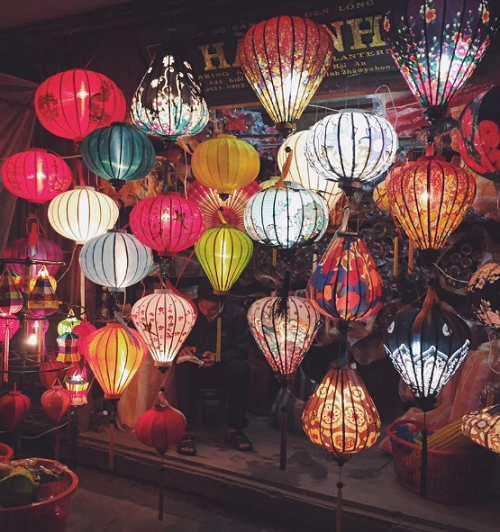 Phố Hội đẹp nhất về đem, khi những con phố chìm trong ánh đèn huyền ảo của hàng trăm chiếc đèn lồng. Đặc biệt nếu có dịp đến Hội An vào ngày 14 âm lịch hàng tháng, bạn sẽ được tận mắt chiêm ngưỡng sông Thu Bồn như một dải lụa phát sáng với những chiếc đèn hoa đăng được du khách và người dân nơi đây thả xuống.