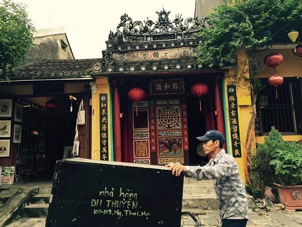 Phố Hội vừa tĩnh mịch, trầm lặng với những nét cổ kính của năm tháng lại vừa tấp nập sôi động với guồng quay vốn có của một thương cảng cổ. Đi khắp Việt Nam nơi đâu cũng có những cảnh đẹp nao lòng nhưng có lẽ chỉ có ở Hội An người ta mới cảm nhận được những thanh âm và sắc màu với đủ cung bậc cảm xúc như vậy.