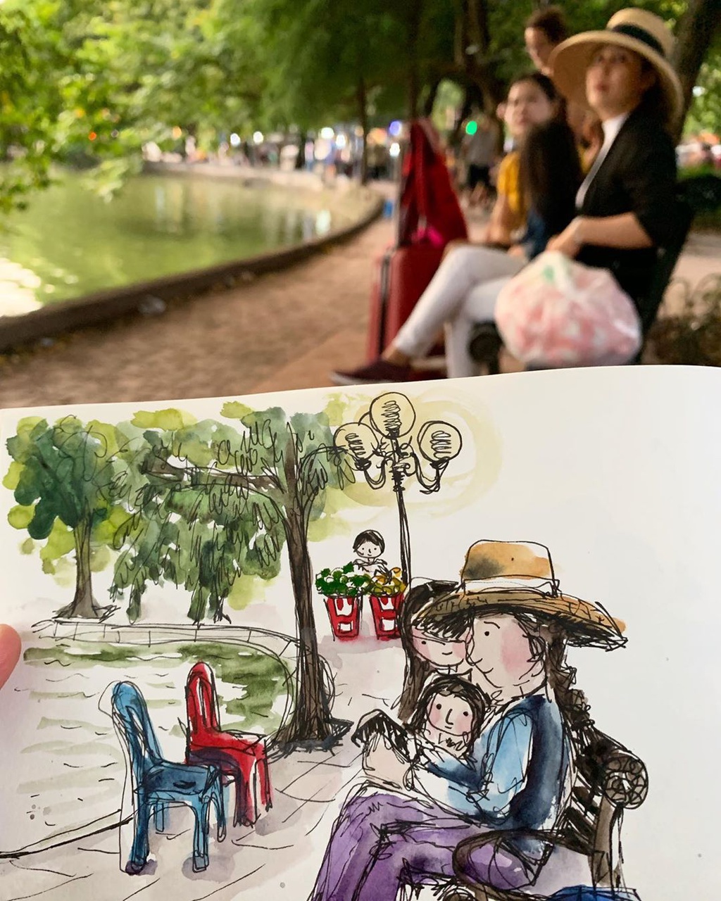 Thủ đô dưới con mắt của Barnes cũng êm ả như phố Hội miền Trung. Hàng cây rủ bóng nhuốm một màu xanh đặc trưng lên mặt hồ Hoàn Kiếm. Những người bán hàng ven đường hiện lên dễ mến nhờ tình yêu đặc biệt Barnes dành cho Việt Nam.