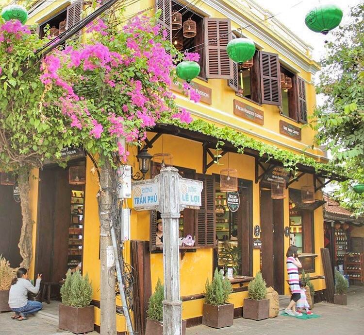 Quán cà phê ngắm phố cổ khi du lịch Hội An