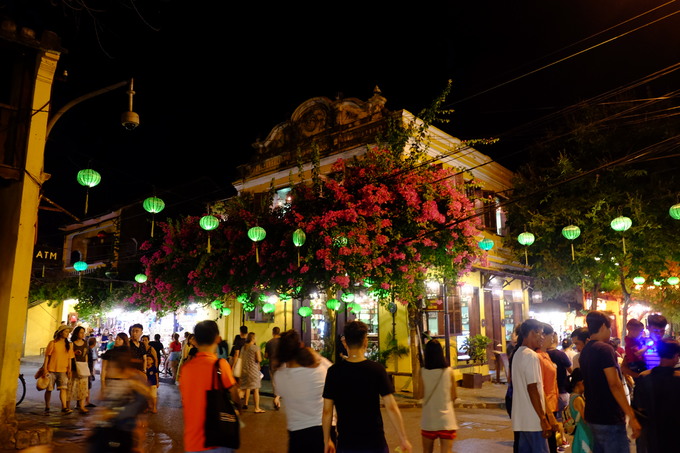Thời gian này phố Hội về đêm nhộn nhịp hơn khi du khách đi nghỉ hè tăng lên. Cuối tuần lượng khách đổ về đây nhiều khiến các con đường trung tâm chỉ có thể đi bộ, rất khó để đạp xe.