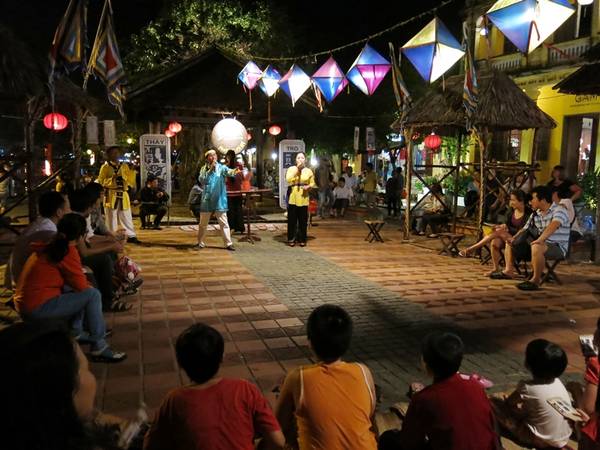 Du khách tham quan phố cổ Hội An