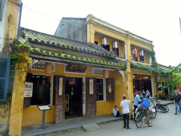 Các cửa hàng bán đồ lưu niệm