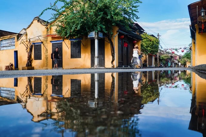 Hội An sau mưa với những ngôi nhà cổ soi bóng trên đường Hoàng Văn Thụ