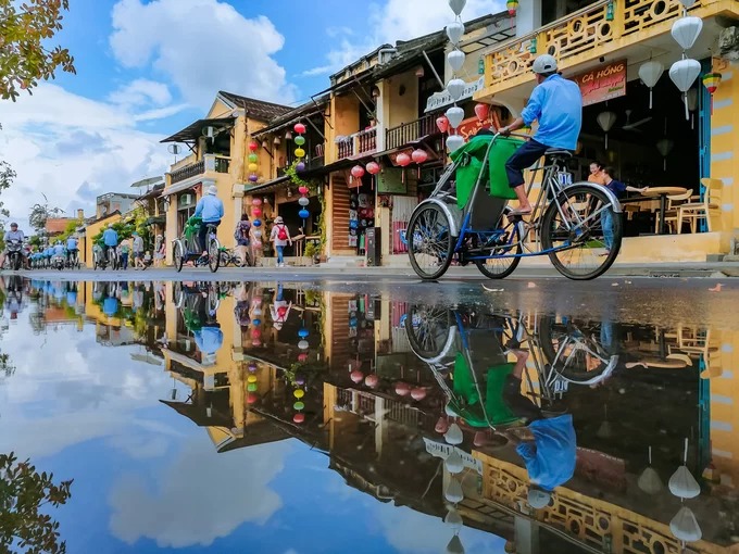 Xích lô chở du khách dạo phố cổ Hội An sau mưa