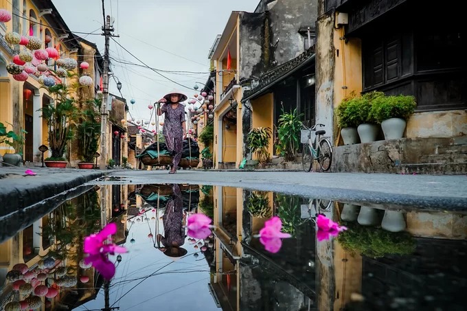 Một đoạn phố Nguyễn Thái Học. Nhiếp ảnh gia Đỗ Anh Vũ (Hội An), tác giả bộ ảnh cho biết, dù đã quen thuộc với mọi ngóc ngách, anh vẫn bị phố cổ hấp dẫn vào những khoảnh khắc khác nhau, đặc biệt khi ghi lại nhịp sống đời thường trong và sau mưa.