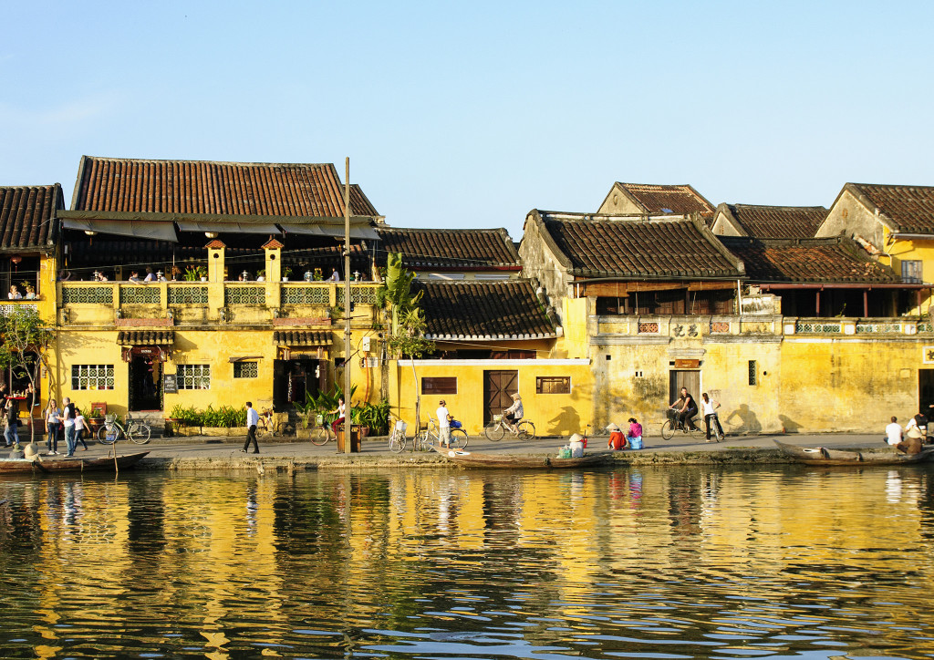 Nhà cổ và hoa giấy trong phố cổ Hội An