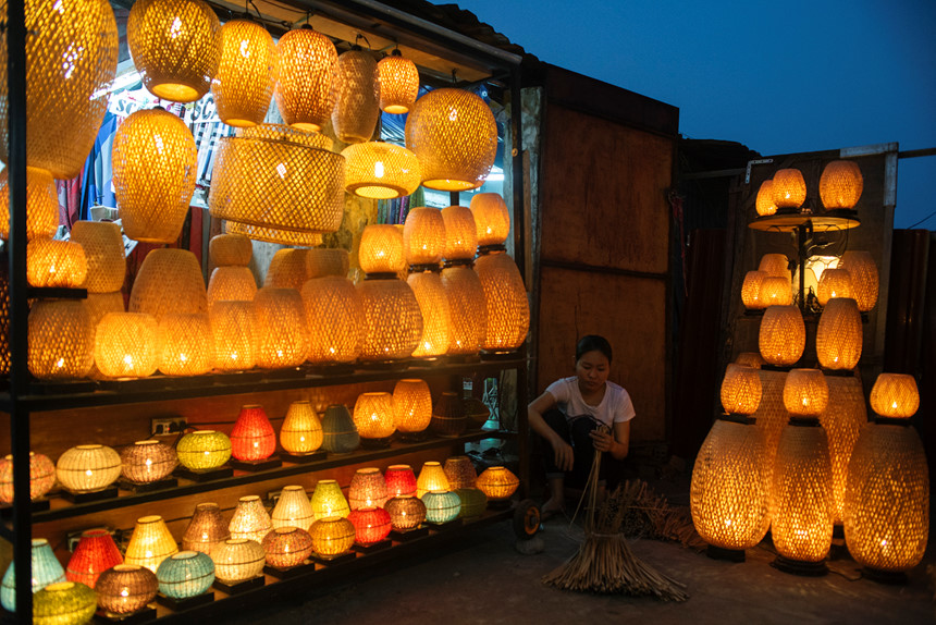 Đèn lồng soi sáng phố cổ Hội An về đêm