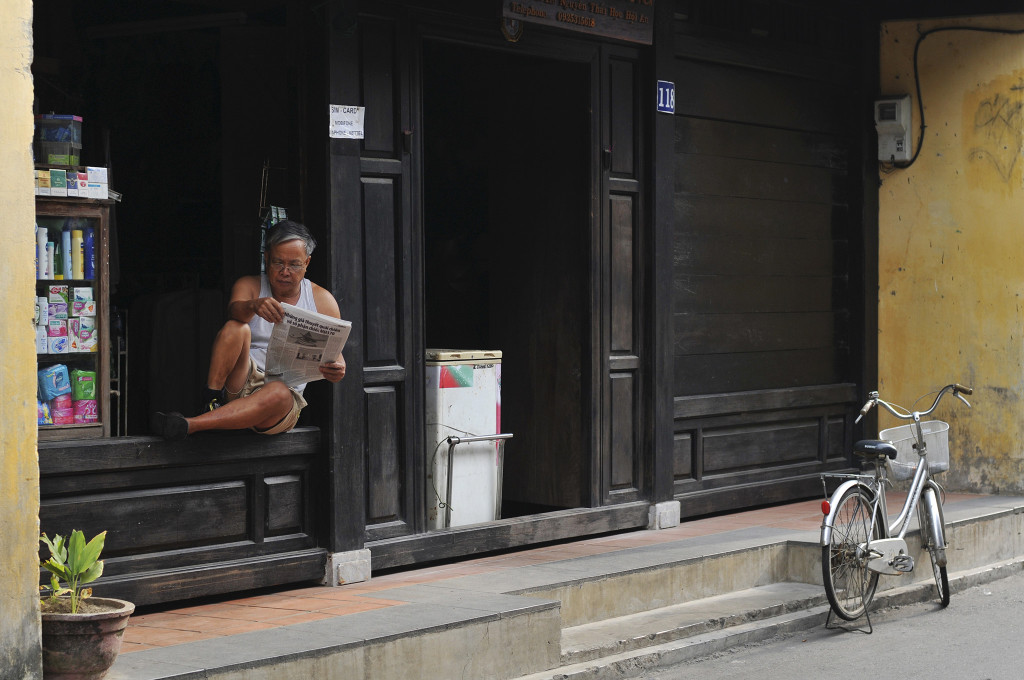 Ngõ nhỏ trong phố cổ Hội An còn đọng sương