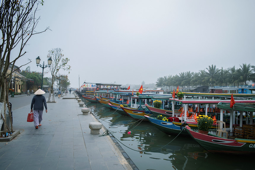 Ánh nắng sớm soi rọi phố cổ Hội An