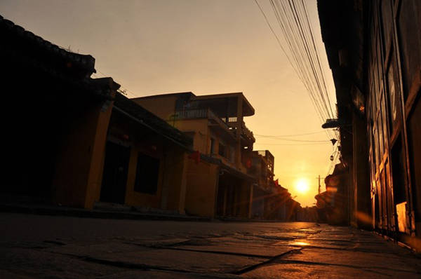 Bình minh trên phố cổ Hội An mùa thu
