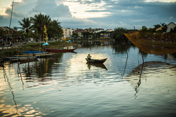 Chụp ảnh cưới Hội An bên sông Hoài