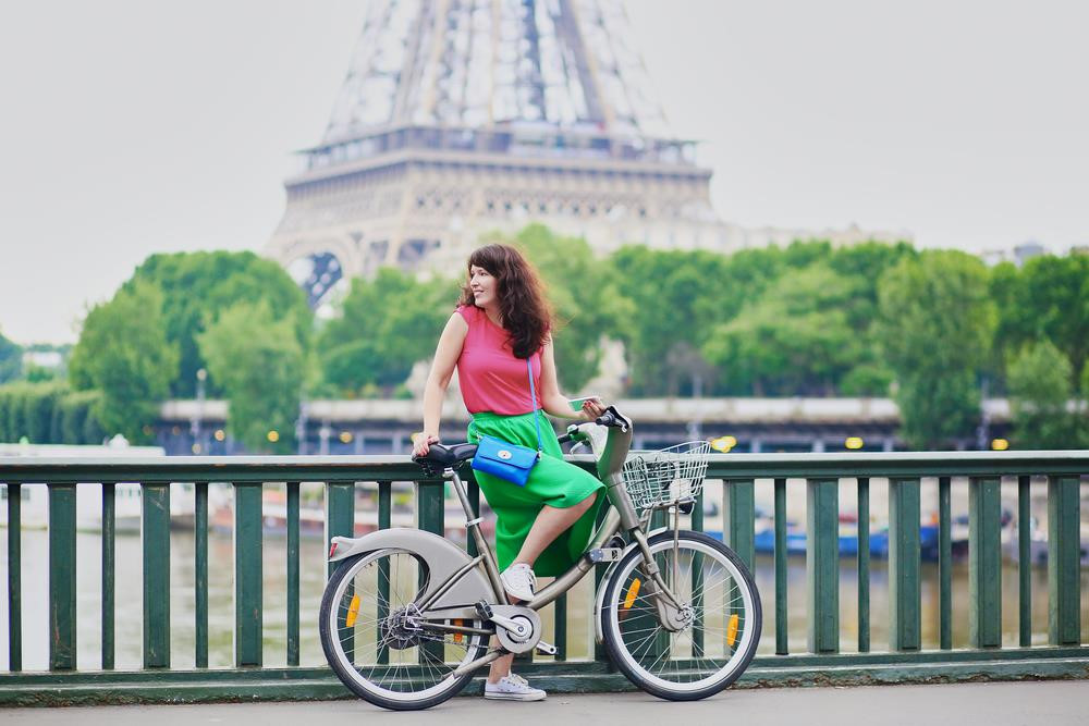 Đạp xe dọc sông Seine tại Paris