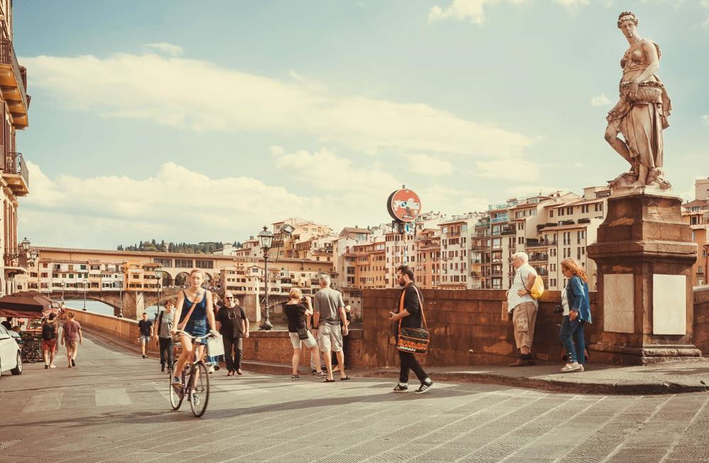 Đạp xe ngắm sông Arno tại Florence
