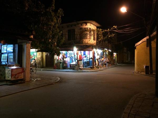 Hàng quán Hội An vắng lặng vì thu phí Hội An